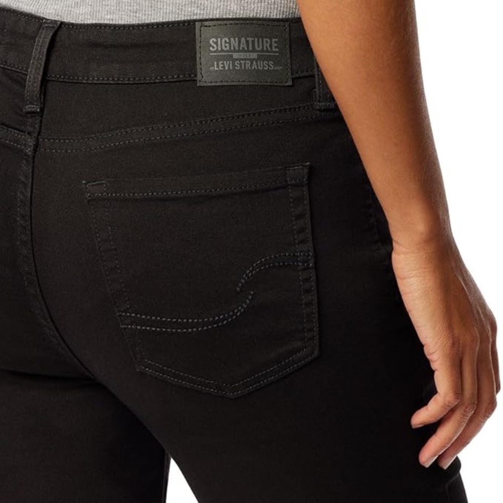 Signature by Levi Strauss & Co. Gold Women's Curvy Totally Shaping Jeans 26W